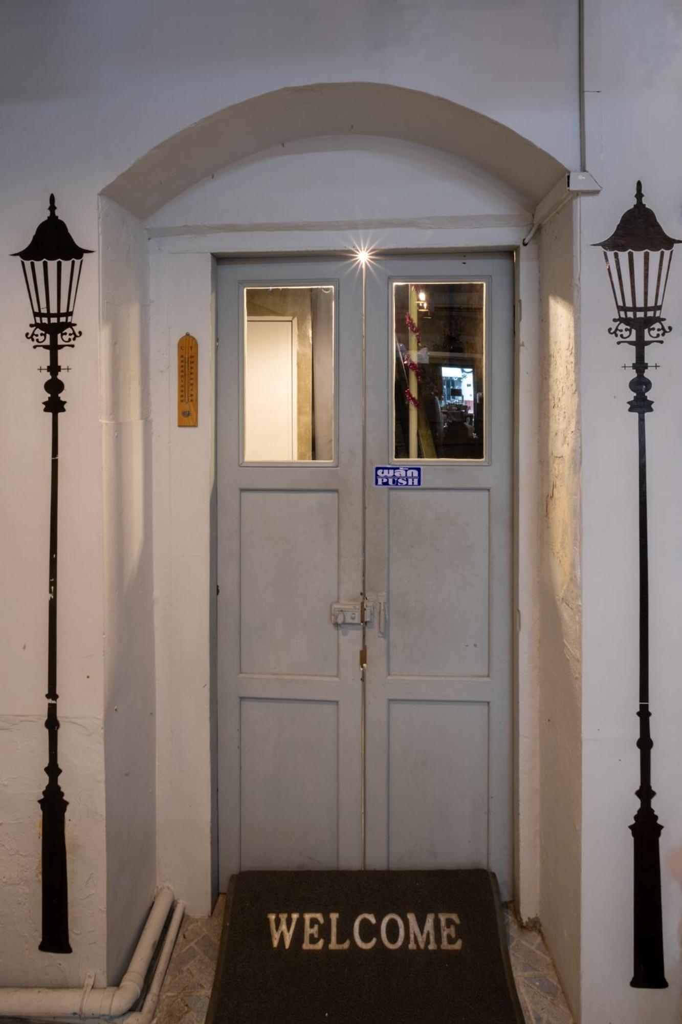 Sip N' Camp Hostel Bangkok Buitenkant foto