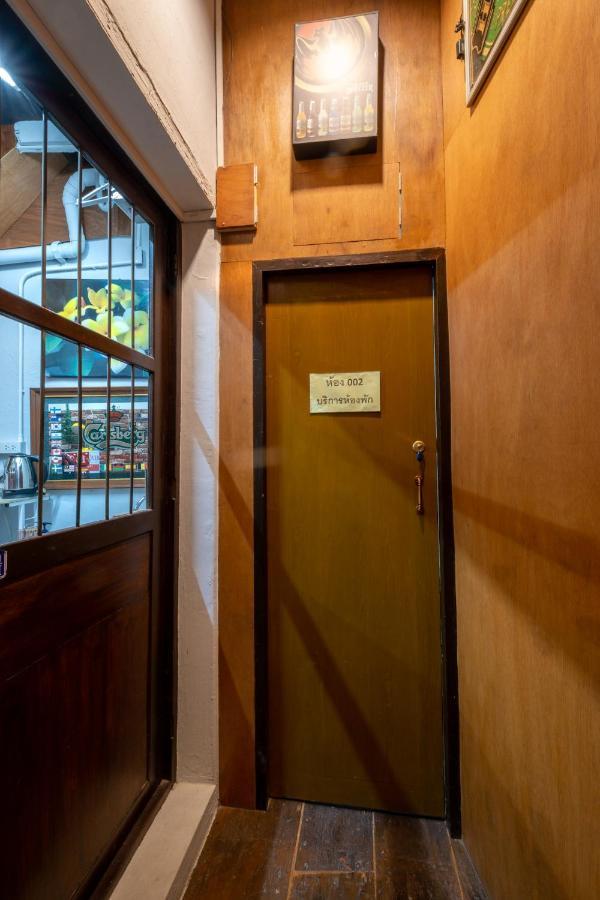 Sip N' Camp Hostel Bangkok Buitenkant foto