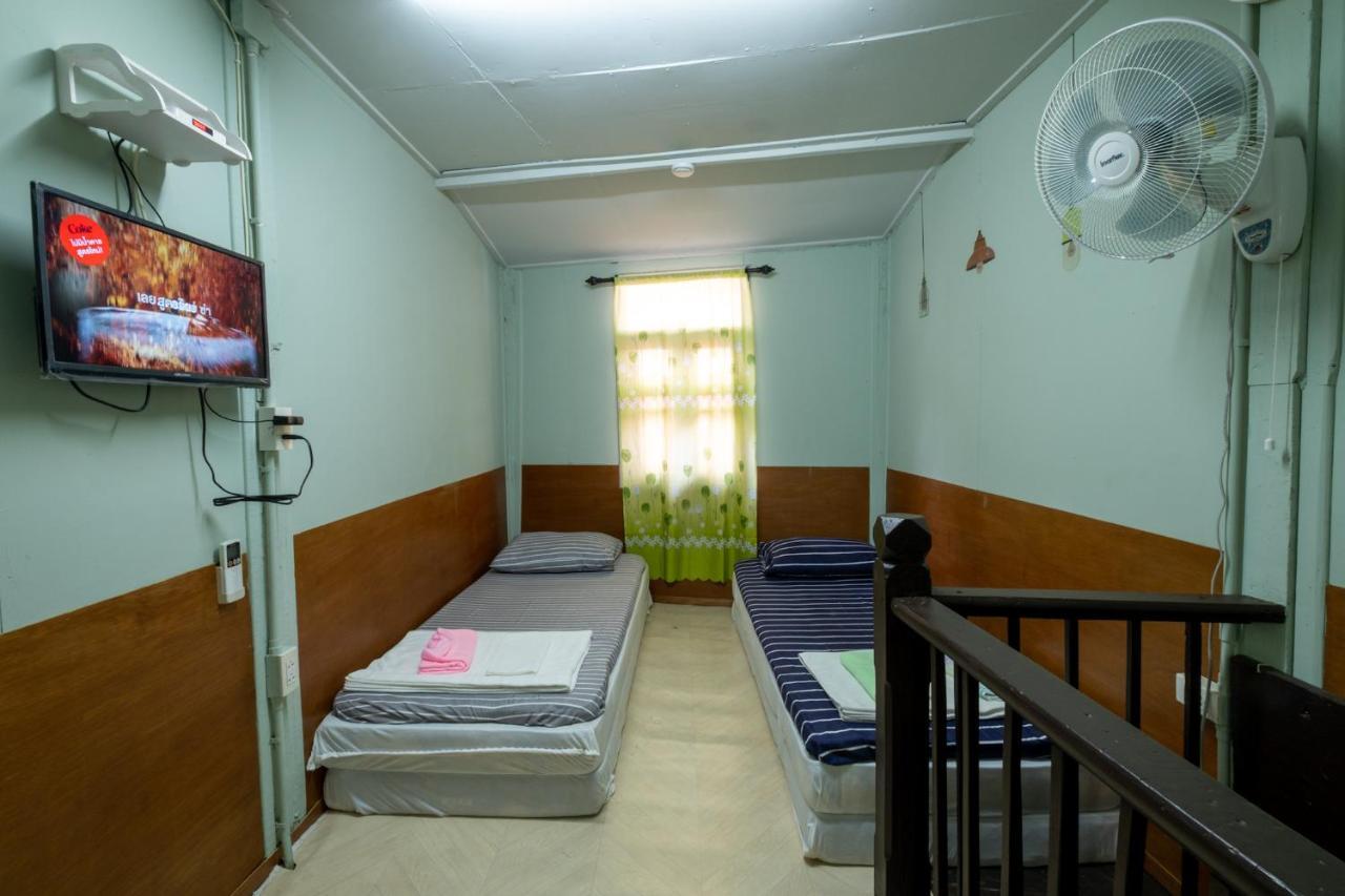 Sip N' Camp Hostel Bangkok Buitenkant foto